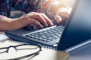 Gudruolis priėjo liepto galą: pareigūnas dirbdamas iš namų 100 valandų laikė uždėtą svorį ant Z mygtuko