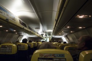 Skrydžio metu to verčiau nedarykite – „Ryanair“ lėktuvuose grės šimtų eurų bauda