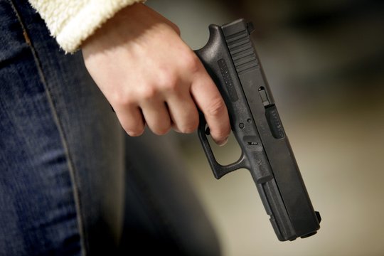 Girtas kaunietis į kurjerį nukreipė pistoletą – po sulaikymo vyro namuose rasta ir daugiau ginklų
