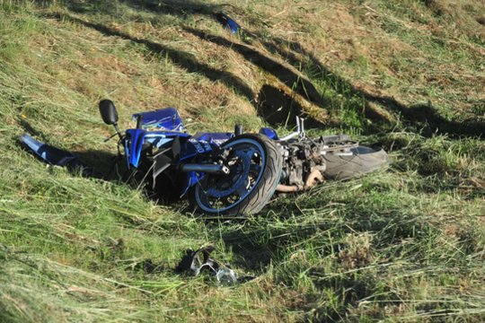 Vilniaus r. motociklas susidūrė su vilkiku – motociklininkas ligoninėje