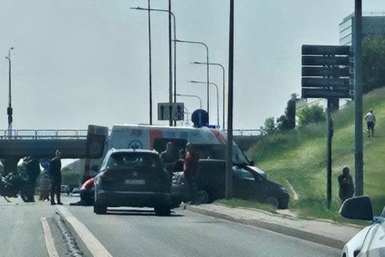 Vilniuje „Toyota“ užkirto kelią motociklui – motociklininkas ligoninėje