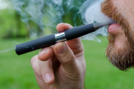 Skelbimus socialiniuose tinkluose apie elektroninių cigarečių pardavimą siūloma pripažinti draudžiama reklama