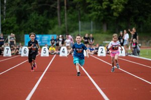 „Fullgazz“ bėgimo dvikovė Vingio parke: 98 vaikai, šimtai šypsenų ir viena stipri žinutė