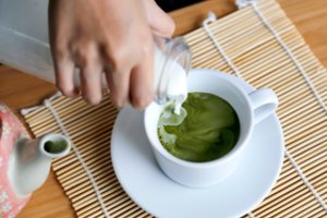 Šis gėrimas populiarumu tuoj pralenks kavą: mažina mieguistumą, padeda valyti toksinus ir gerina kepenų veiklą