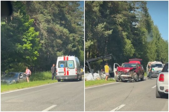Varėnos r. atsikabino tempiama priekaba – vienas automobilis griovyje, kitas sudaužytas, nukentėjo ir motociklininkas