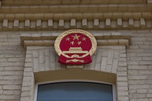 Žiniasklaida: greta gyvenantys vilniečiai skundžiasi Kinijos atstovybės darbuotojų deginamomis atliekomis