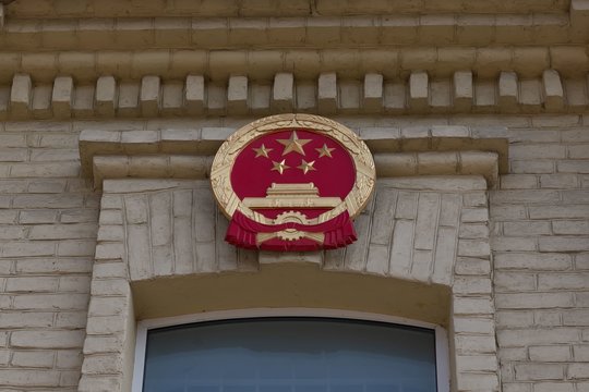 Žiniasklaida: greta gyvenantys vilniečiai skundžiasi Kinijos atstovybės darbuotojų deginamomis atliekomis