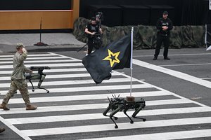 JAV parade pastebėta neįprasta karinė technika