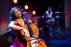 Muzikos ir šviesų šou sugrįžta – legendinės dainos skambės fortepijono, violončelės ir mušamųjų garsais