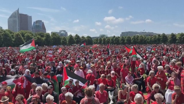 Hagoje – protestas prieš Izraelio apgultį Gazoje: tūkstančiai apsirengė raudonai