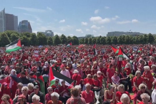 Hagoje – protestas prieš Izraelio apgultį Gazoje: tūkstančiai apsirengė raudonai