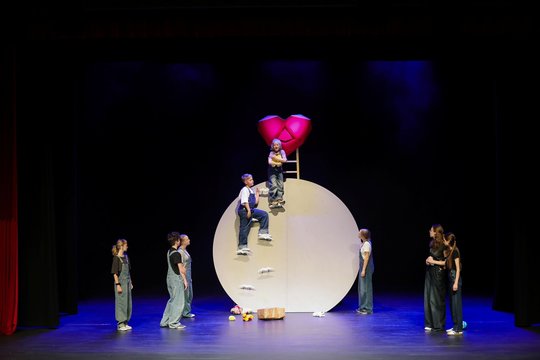 Tėvų globos netekusių vaikų istorijos pavirto jautriu spektakliu: būna ir ašarų, ir ilgų pauzių