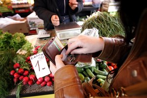 Sezoninė prekyba vaisiais, daržovėmis, uogomis įsibėgėja: ekspertai įspėja, kada geriau iš tokių prekeivių nepirkti