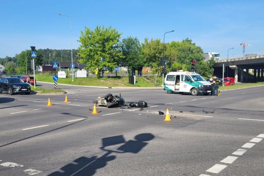 Per susidūrimą su automobiliu Vilniuje motorolerio vairuotojui lūžo koja
