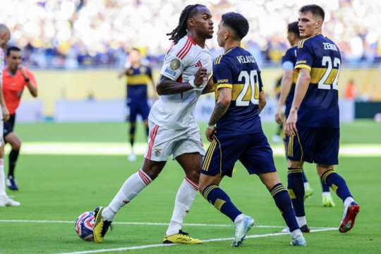 Kovinga ir raudonomis kortelėmis pažymėta „Benfica“ ir „Boca Juniors“ akistata baigėsi lygiosiomis