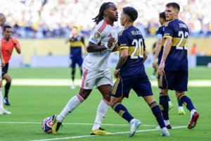 Kovinga ir raudonomis kortelėmis pažymėta „Benfica“ ir „Boca Juniors“ akistata baigėsi lygiosiomis