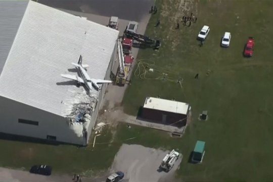 Incidentas JAV: lėktuvui įsirėžus į angarą sužeisti du žmonės