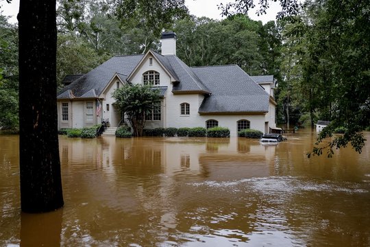 Vakarų Virdžiniją nusiaubė potvynis: vanduo veržėsi per pastatų stogus, yra žuvusiųjų