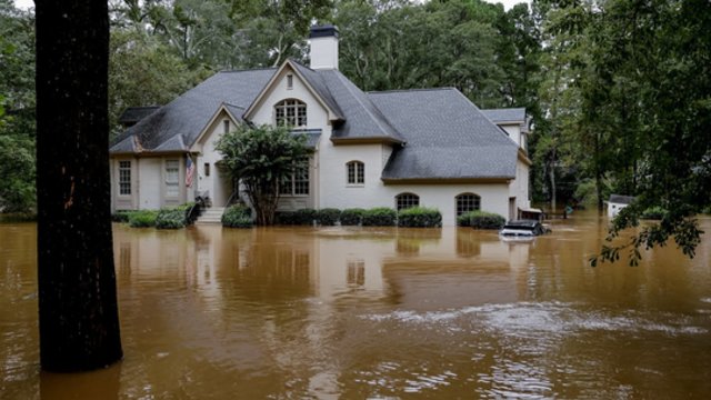 Vakarų Virdžiniją nusiaubė potvynis: vanduo veržėsi per pastatų stogus, yra žuvusiųjų