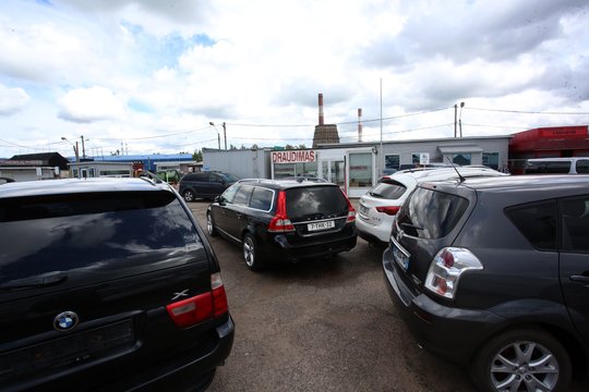 Naudotų lengvųjų automobilių rinka traukėsi