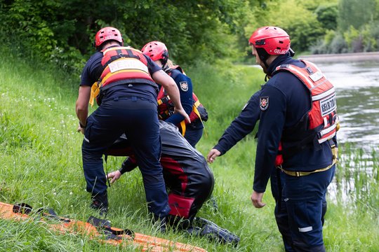 Karštas ugniagesių pirmadienis – iš vandens traukė žmones: Ukmergėje tebeieškoma nuskęsti galėjusios 18-metės merginos