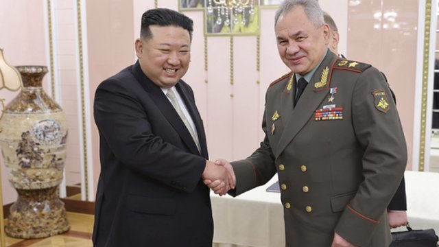 S. Šoigu po mažiau nei dviejų savaičių vėl susitiko su Kim Jong Unu: akiratyje – nepatikslintos derybos