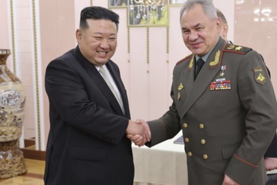 S. Šoigu po mažiau nei dviejų savaičių vėl susitiko su Kim Jong Unu: akiratyje – nepatikslintos derybos