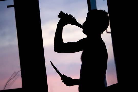 Per išgertuves 42 kartus savo draugei peiliu dūręs radviliškietis recidyvistas kalės 5 metus