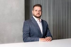 Pusė lietuvių nesidomi elektros tiekėjų pasiūlymais: kaip toks požiūris nepastebimai tuština piniginę