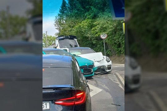 Per avariją Kaune sudužo du prabangūs automobiliai