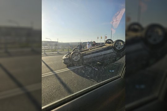 Kaune susidūrus automobiliams, vienas jų apvirto ant stogo