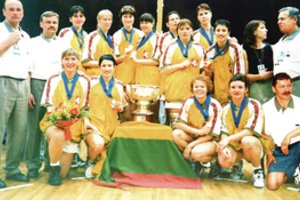 Be karšto vandens ir su išriedėjusia ašara čempionato išvakarėse – kaip Europa krito po krepšininkių kojomis