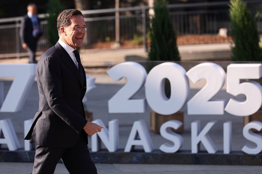 M. Rutte: NATO jau pasiekė 2014 m. nustatytus išlaidų gynybai tikslus