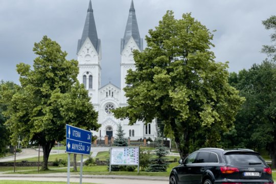 Vagims nieko švento nėra – Alantos bažnyčioje viena aukų dėžutė pavogta, kita išlaužta