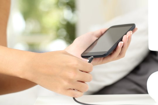 Kraunate telefoną naktį? Štai kodėl tai kenkia jūsų telefonui