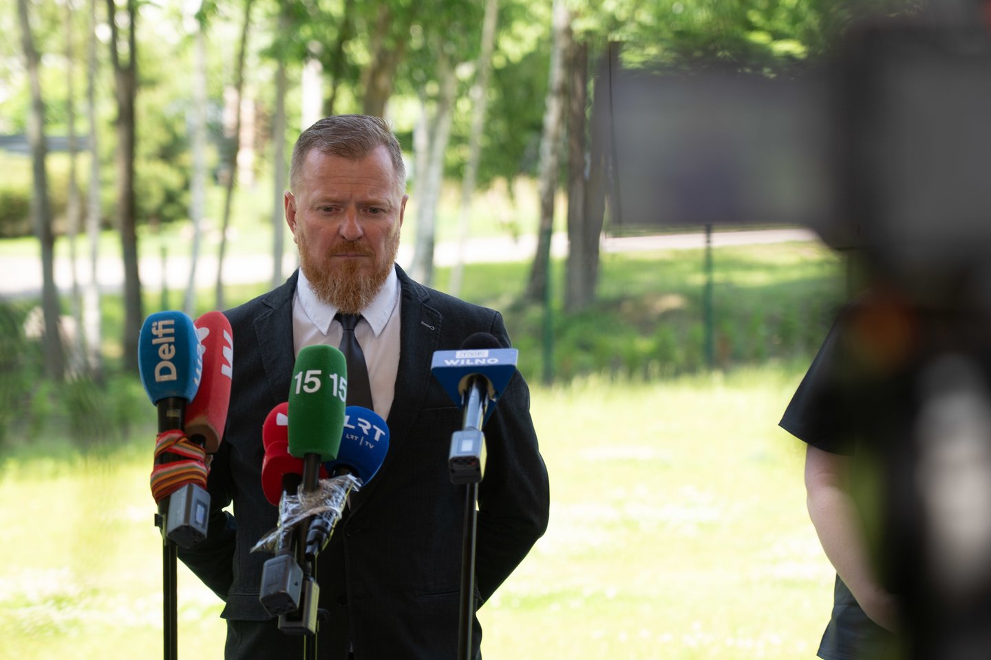 Aplinkos viceministras Ramūnas Krugelis neigia informaciją, esą jo atstovaujama ministerija prašė medžiotojų nušauti praėjusį savaitgalį Vilniuje klaidžiojusį rudąjį lokį.<br>ELTA nuotr.