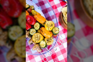 Nuo nosies iki uodegos: ant grilio keliauja neįprastos daržovių dalys – stiebai, lapai ar žievelės