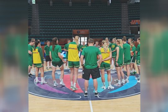 Paskutinėje treniruotėje – puikios moterų rinktinės nuotaikos: krito ir metimas iš vidurio aikštės