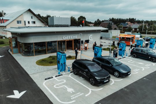 Varėnoje – naujas elektromobilių įkrovimo parkas 