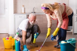 Svajonės apie orią senatvę žlugo: vietoj kruizo aplink pasaulį tenka Ispanijoje plauti grindis