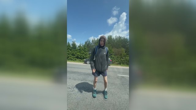 „Sifiliu“ pramintas vyras kelia siaubą Jurbarke: užfiksavo, kaip puolė automobilį