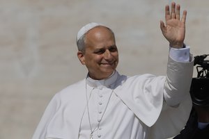 Paaiškėjo netikėta detalė apie naują popiežių: jo giminaitė – skandalinga popscenos atlikėja