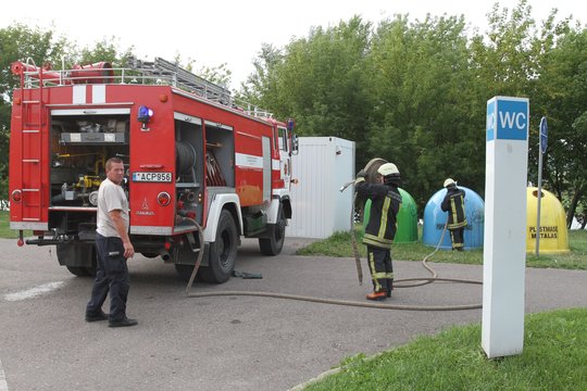 Kauno piktadariai sudegino du biotualetus