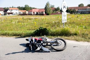 Vilniaus r. į sunkvežimį atsitrenkė motocikas, kuriuo važiavo du nepilnamečiai