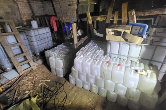 Šilutės pareigūnai sugadino artėjančią šventę – Jonines naminės degtinės gamintojams ir jų klientams