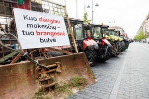Protestuojantys ūkininkai mokesčių kėlimą lygina su turto atėmimu ir sovietų trėmimais į Sibirą