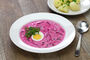 Ryškiai rožinė sriuba – ant vasaros stalo