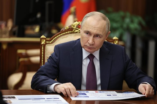V. Putinas NATO ginklavimąsi vadina beprasmiu: Rusijos puolimą vadina legenda
