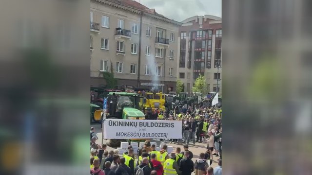 Mitinguojantys ūkininkai užkūrė ir buldozerį: pasirodymas palydėtas švilpimu ir plojimais
