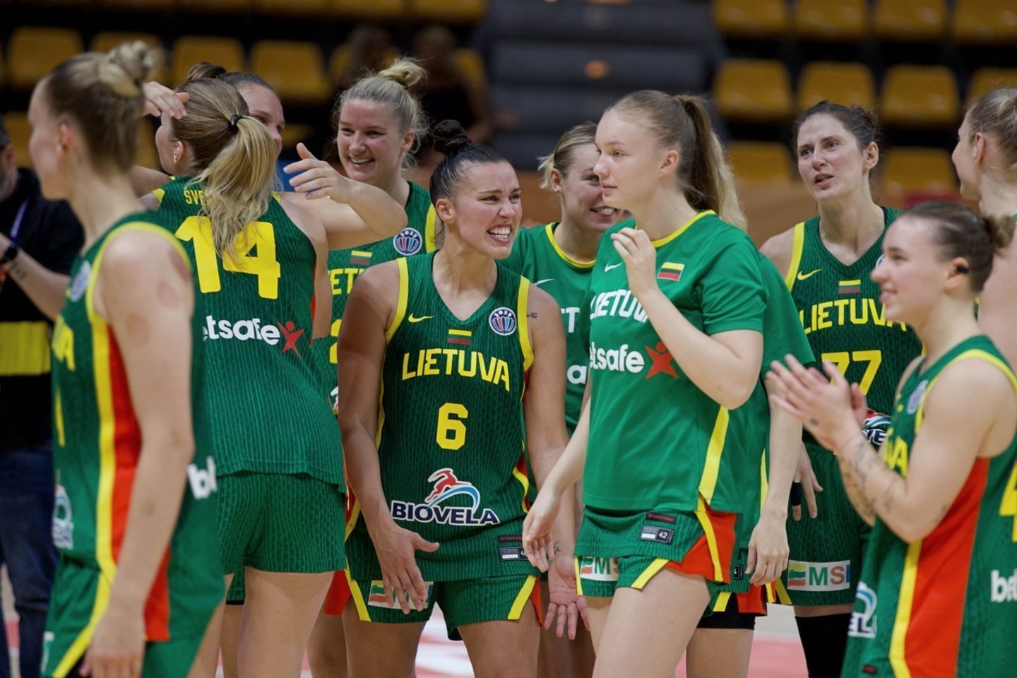 Mindaugas Kuzminskas Bolonijoje palaiko Lietuvos krepšinio rinktinę.<br>ToGa Foto nuotr.